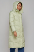 Оптом Пальто утепленное молодежное зимнее женское светло-зеленого цвета 52325ZS в Челябинске, фото 6