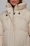Оптом Пальто утепленное молодежное зимнее женское светло-бежевого цвета 52326SB в Перми, фото 14