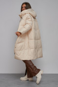 Оптом Пальто утепленное молодежное зимнее женское светло-бежевого цвета 52326SB в Хабаровске, фото 17