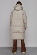 Оптом Пальто утепленное молодежное зимнее женское светло-серого цвета 52326SS в Омске, фото 4