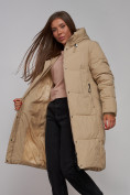 Оптом Пальто утепленное молодежное зимнее женское светло-коричневого цвета 52328SK в Перми, фото 18