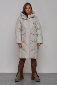 Оптом Пальто утепленное молодежное зимнее женское светло-серого цвета 52330SS в Омске