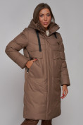 Оптом Пальто утепленное молодежное зимнее женское коричневого цвета 52331K в Казани, фото 10