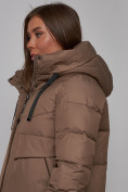 Оптом Пальто утепленное молодежное зимнее женское коричневого цвета 52331K в Омске, фото 14