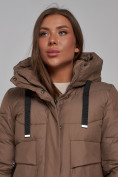 Оптом Пальто утепленное молодежное зимнее женское коричневого цвета 52331K в Перми, фото 18