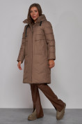 Оптом Пальто утепленное молодежное зимнее женское коричневого цвета 52331K в  Красноярске, фото 2