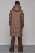 Оптом Пальто утепленное молодежное зимнее женское коричневого цвета 52331K в Перми, фото 4