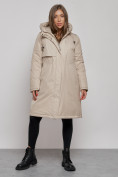 Оптом Пальто утепленное с капюшоном зимнее женское бежевого цвета 52333B в Омске