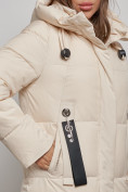 Оптом Пальто утепленное молодежное зимнее женское светло-бежевого цвета 52351SB в Хабаровске, фото 10