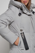 Оптом Пальто утепленное молодежное зимнее женское серого цвета 52351Sr в Екатеринбурге, фото 10