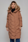 Оптом Пальто утепленное молодежное зимнее женское коричневого цвета 52355K в  Красноярске, фото 10