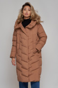 Оптом Пальто утепленное молодежное зимнее женское коричневого цвета 52355K в Челябинске, фото 17