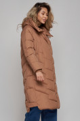 Оптом Пальто утепленное молодежное зимнее женское коричневого цвета 52355K в Омске, фото 2