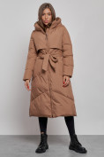 Оптом Пальто утепленное молодежное зимнее женское коричневого цвета 52356K в Калининграде
