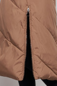 Оптом Пальто утепленное молодежное зимнее женское коричневого цвета 52356K в Ульяновске, фото 12