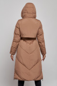 Оптом Пальто утепленное молодежное зимнее женское коричневого цвета 52356K в Омске, фото 7