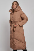 Оптом Пальто утепленное молодежное зимнее женское коричневого цвета 52356K в Хабаровске, фото 9