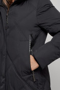 Оптом Пальто утепленное молодежное зимнее женское черного цвета 52358Ch в Саратове, фото 11