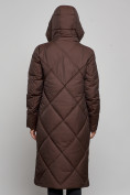 Оптом Пальто утепленное молодежное зимнее женское темно-коричневого цвета 52358TK в Омске, фото 7