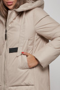 Оптом Пальто утепленное молодежное зимнее женское бежевого цвета 52359B в Перми, фото 11
