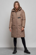 Оптом Пальто утепленное молодежное зимнее женское коричневого цвета 52359K в Оренбурге