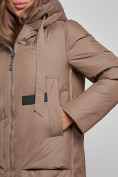 Оптом Пальто утепленное молодежное зимнее женское коричневого цвета 52359K в Барнауле, фото 11