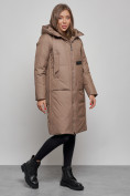 Оптом Пальто утепленное молодежное зимнее женское коричневого цвета 52359K в Оренбурге, фото 2