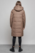 Оптом Пальто утепленное молодежное зимнее женское коричневого цвета 52359K в Оренбурге, фото 4