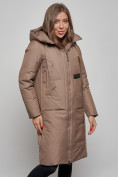 Оптом Пальто утепленное молодежное зимнее женское коричневого цвета 52359K в Оренбурге, фото 9