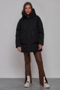 Оптом Зимняя женская куртка модная с капюшоном черного цвета 52362Ch в Казани