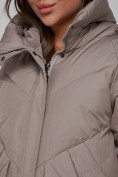 Оптом Зимняя женская куртка модная с капюшоном светло-коричневого цвета 52362SK в Казани, фото 12