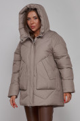 Оптом Зимняя женская куртка модная с капюшоном светло-коричневого цвета 52362SK в Казани, фото 7