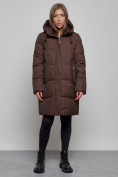 Оптом Пальто утепленное молодежное зимнее женское темно-коричневого цвета 52363TK в Омске