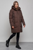 Оптом Пальто утепленное молодежное зимнее женское темно-коричневого цвета 52363TK в Омске, фото 2