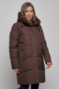 Оптом Пальто утепленное молодежное зимнее женское темно-коричневого цвета 52363TK в Челябинске, фото 8