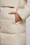 Оптом Пальто утепленное молодежное зимнее женское бежевого цвета 52382B в Перми, фото 14
