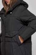 Оптом Пальто утепленное молодежное зимнее женское черного цвета 52396Ch в Омске, фото 11