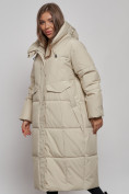 Оптом Пальто утепленное молодежное зимнее женское светло-бежевого цвета 52396SB в Омске, фото 9