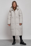 Оптом Пальто утепленное молодежное зимнее женское светло-серого цвета 52396SS в  Красноярске