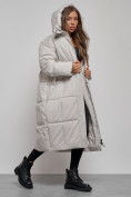 Оптом Пальто утепленное молодежное зимнее женское светло-серого цвета 52396SS в Омске, фото 12