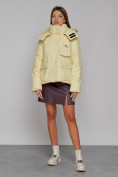 Оптом Зимняя женская куртка модная с капюшоном светло-желтого цвета 52413SJ в Казани