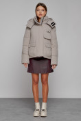 Оптом Зимняя женская куртка модная с капюшоном светло-коричневого цвета 52413SK в Казани