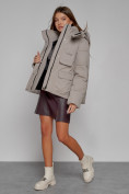 Оптом Зимняя женская куртка модная с капюшоном светло-коричневого цвета 52413SK в Казани, фото 10