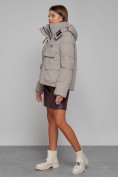 Оптом Зимняя женская куртка модная с капюшоном светло-коричневого цвета 52413SK в Казани, фото 2