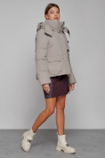 Оптом Зимняя женская куртка модная с капюшоном светло-коричневого цвета 52413SK в Казани, фото 3