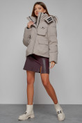 Оптом Зимняя женская куртка модная с капюшоном светло-коричневого цвета 52413SK в Казани, фото 6