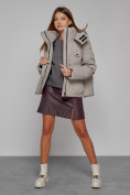 Оптом Зимняя женская куртка модная с капюшоном светло-коричневого цвета 52413SK в Казани, фото 7