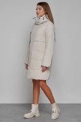 Оптом Пальто утепленное с капюшоном зимнее женское бежевого цвета 52426B в Сочи, фото 2