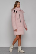 Оптом Пальто утепленное с капюшоном зимнее женское розового цвета 52426R в Челябинске, фото 3