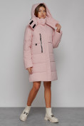 Оптом Пальто утепленное с капюшоном зимнее женское розового цвета 52426R в Омске, фото 7